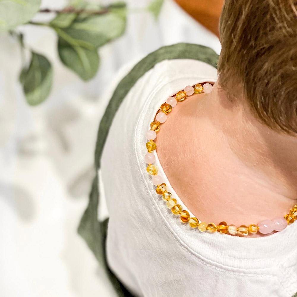 ميد باي نيتشر قلادة عنبر لمرحلة التسنين أصفر وزهري